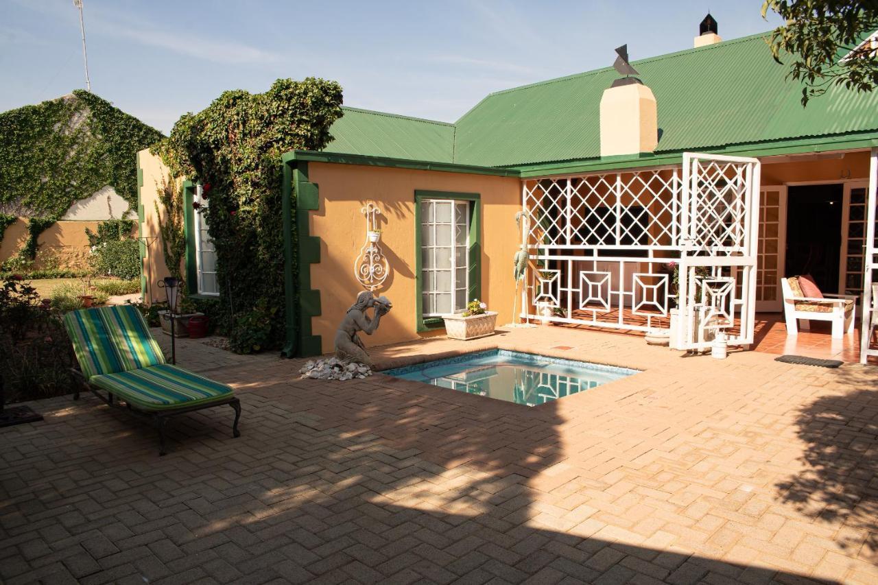 Roses&Pebbles B&B Guest House Klerksdorp Extérieur photo
