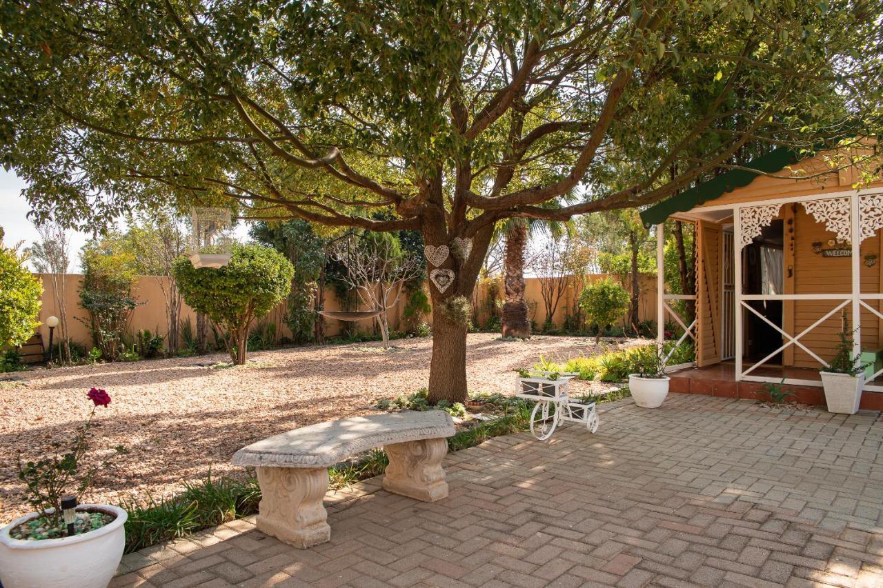 Roses&Pebbles B&B Guest House Klerksdorp Extérieur photo