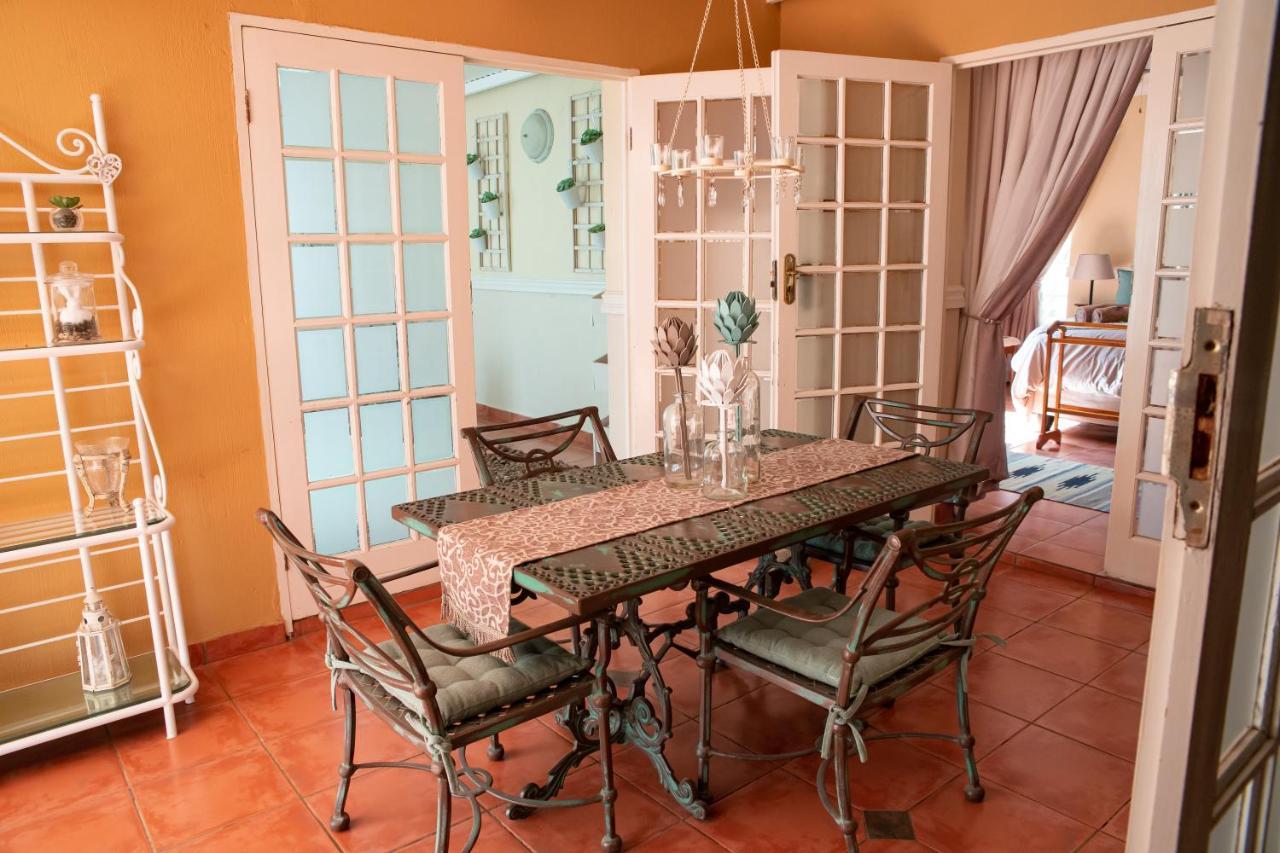 Roses&Pebbles B&B Guest House Klerksdorp Extérieur photo