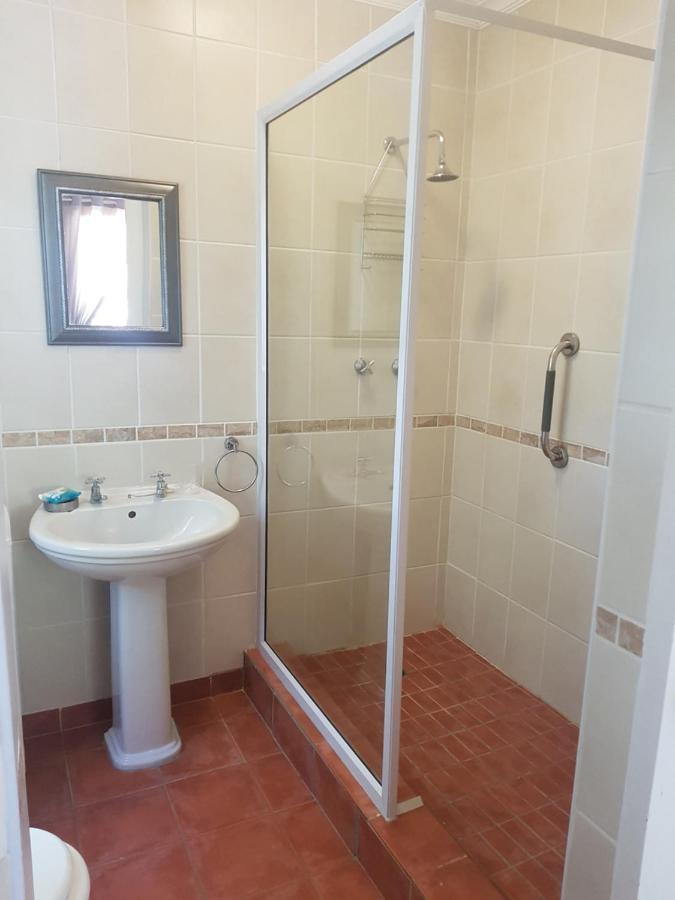 Roses&Pebbles B&B Guest House Klerksdorp Extérieur photo